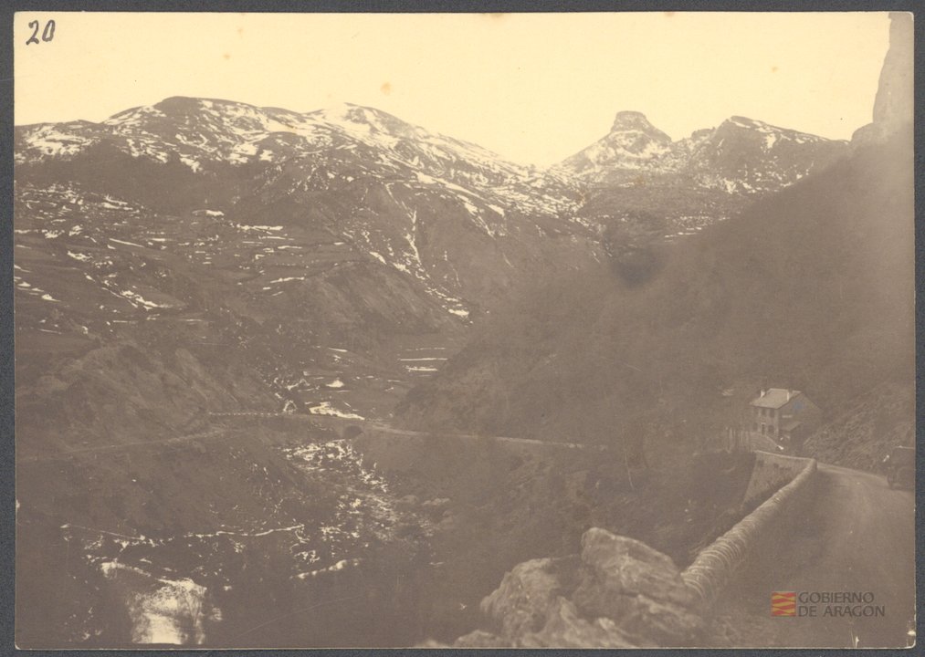 "Casilla de Escarrilla - Km. 2 de la carretera de El Pueyo a Francia".. Martín Luesma Vallestín