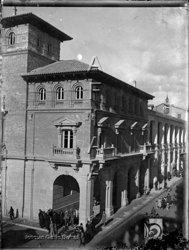 Vista del edificio de la Delegación de Hacienda y de los Porches de Vega Armijo. Joaquín Galán Bernal. Huesca