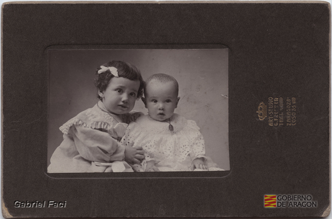 Retrato de dos niños pequeños. Gustavo Freudenthal Art Studio