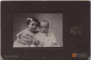Retrato de dos niños pequeños. Gustavo Freudenthal Art Studio