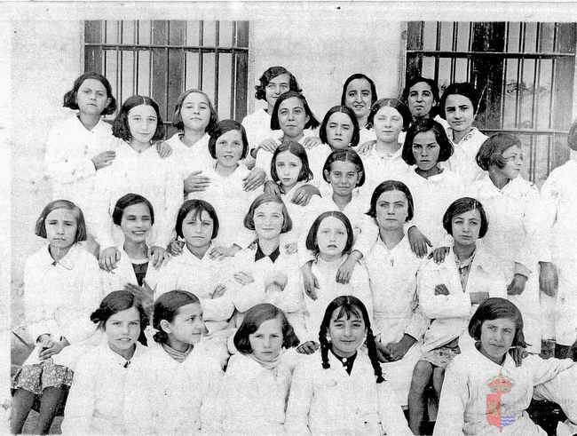 Escuela Pública de niñas con bata. La Puebla de Alfindén
