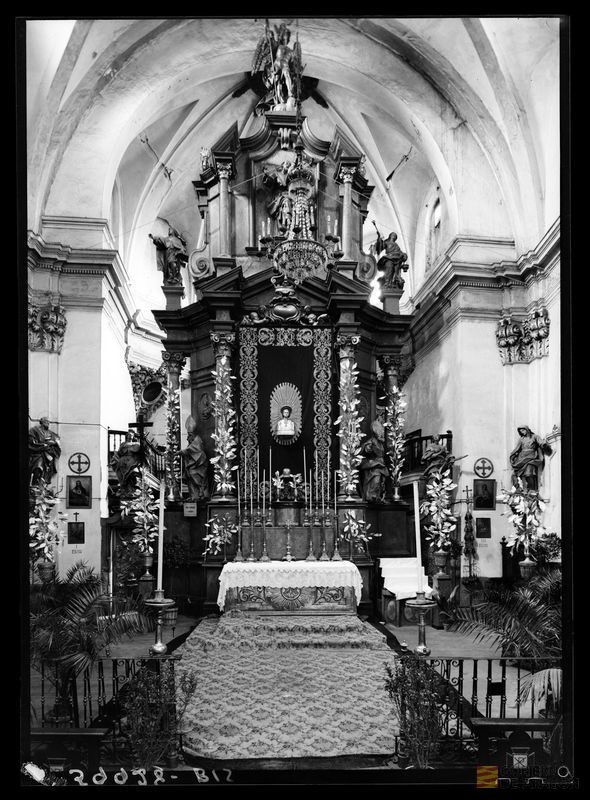 Retablo mayor de la iglesia de Santa María Magdalena con busto relicario de San Miguel
