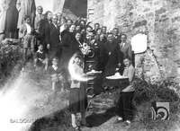 Grupo posando a la salida de una boda. Antonio López Santolaria