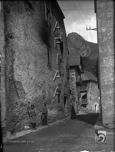 Dos personas en una calle. Ricardo del Arco y Garay. Bielsa. Sobrarbe