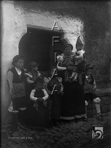 Fiesta del traje. Mujer con niños ansotanos. Ricardo del Arco y Garay. Ansó