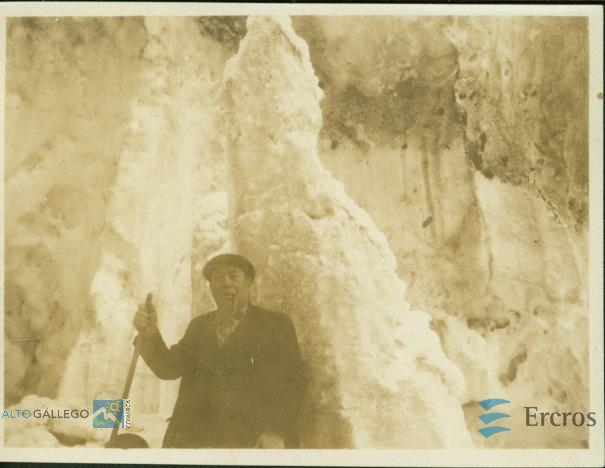 Hombre con bastón y fumando en pipa rodeado de nieve en el Valle de Tena