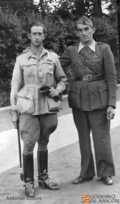 Un requeté y un artillero. Antonio Cobos Berges