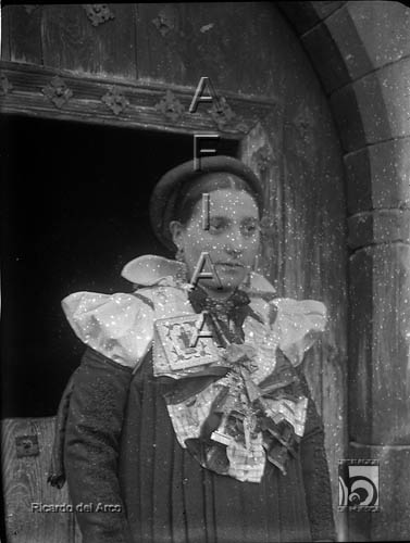 Fiesta del traje. Ansotana de frente. Ricardo del Arco y Garay. Ansó