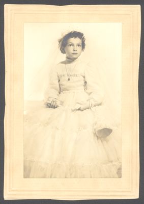 Retrato de niña vestida con el traje de Comunión