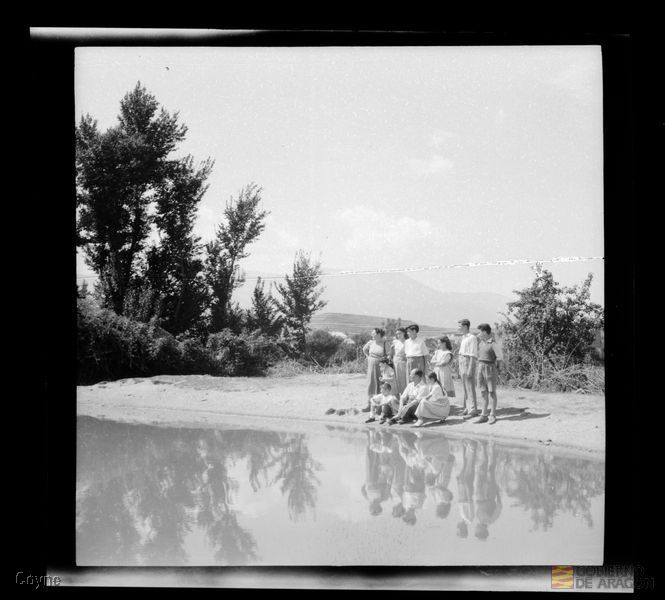 Retrato familiar junto al río. Manuel Coyne