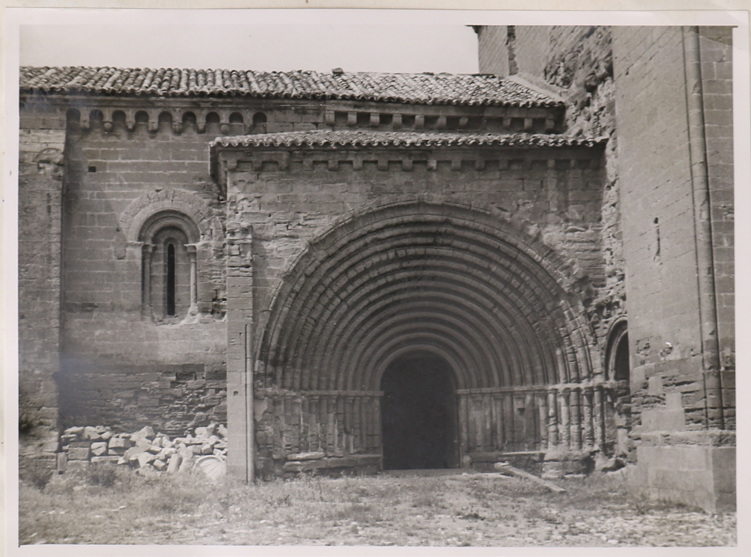 Monasterio de Sigena. Fachada y portada principal de la iglesia.