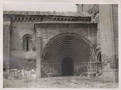 Monasterio de Sigena. Fachada y portada principal de la iglesia