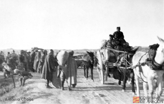 Artillería montada. Avance nacional de marzo de 1938. Eje Farlete-Monegrillo. Carro tirado por dos mulas. Antonio Cobos Berges