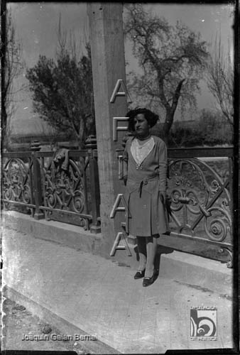 Mujer en el puente San Miguel o Puente Nuevo. Joaquín Galán Bernal. Huesca