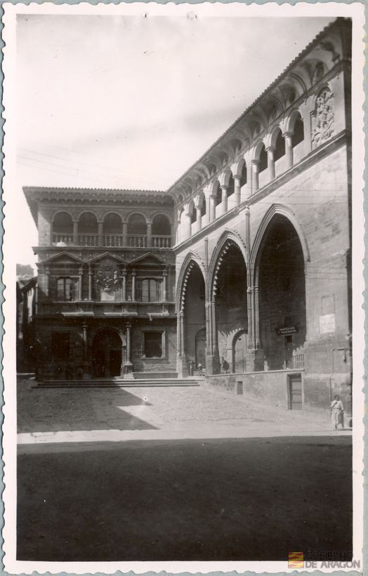 Obras de arte. Ayuntamiento, edificio del primer renacimiento español, comienzos del último tercio del S. XVI, y Lonja de estilo tardogótico, obra de los siglos XV y XVI. Plaza de España. Alcañiz