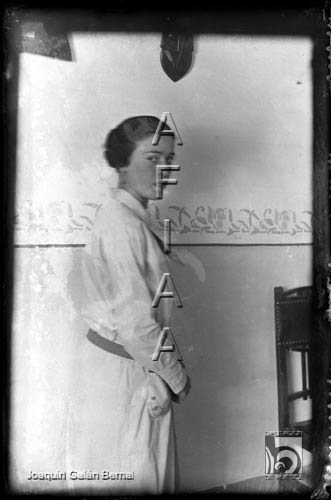 Joven mujer vestida de blanco. Joaquín Galán Bernal
